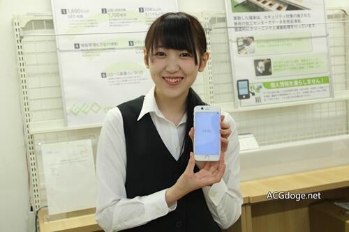 为了修手机 5 个妹子站了出来，日本秋叶原出现修手机偶像