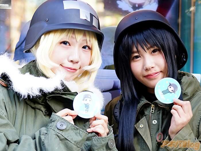 动画「少女终末旅行」チト＆ユーリのコスプレイヤーさんのステッカー配布会