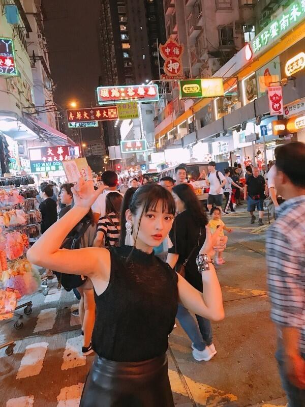 美女声优上坂堇香港拍摄MV晒美照，逛夜市吃美食很逍遥